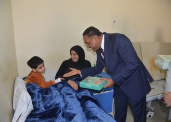 محافظ مطروح يقوم بزيارة المرضي أول أيام عيد الفطر المبارك وتقديم التهنئة وتوزيع علب الكحك والبسكويت