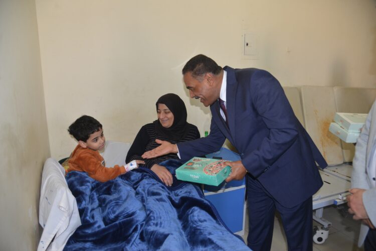 محافظ مطروح يقوم بزيارة المرضي أول أيام عيد الفطر المبارك وتقديم التهنئة وتوزيع علب الكحك والبسكويت 1 محافظ مطروح يقوم بزيارة المرضي أول أيام عيد الفطر المبارك وتقديم التهنئة وتوزيع علب الكحك والبسكويت