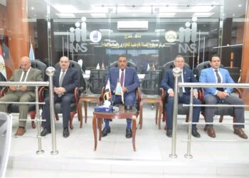 محافظ مطروح يتفقد مركز السيطرة للشبكة الوطنية للطوارئ والسلامة العامة