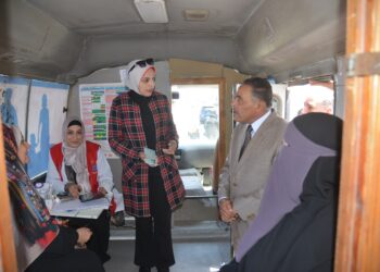 محافظ مطروح يتفقد سيارة “العيادات الطبية “المتنقلة عقب صلاة الجمعة