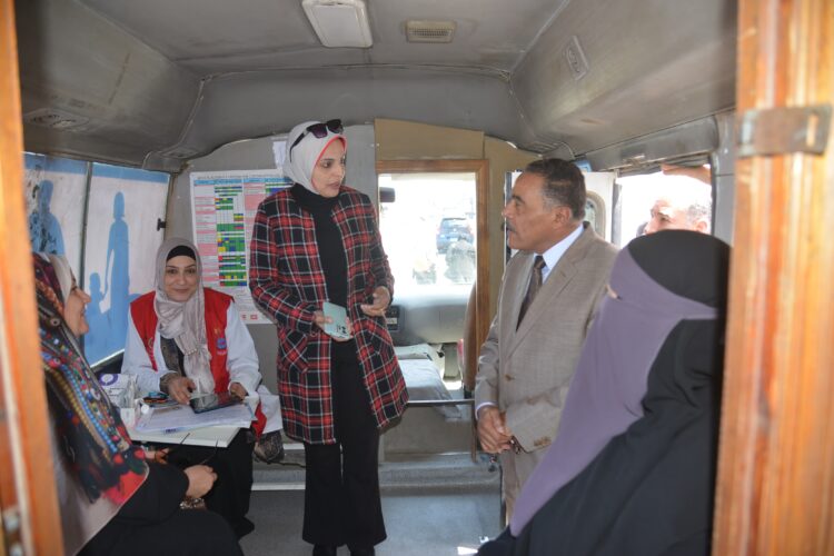 محافظ مطروح يتفقد سيارة “العيادات الطبية “المتنقلة عقب صلاة الجمعة
