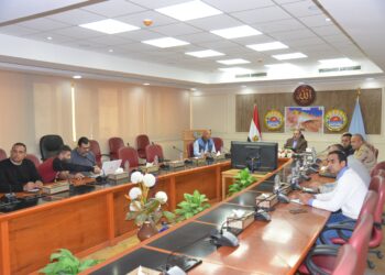 محافظ مطروح يتابع جهود خفض منسوب مياه الصرف الزراعى بواحة سيوة