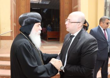 محافظ بني سويف يقدم واجب العزاء في وفاة القمص إيليا يوسف راعي كنيسة مار جرجس بالمرماح