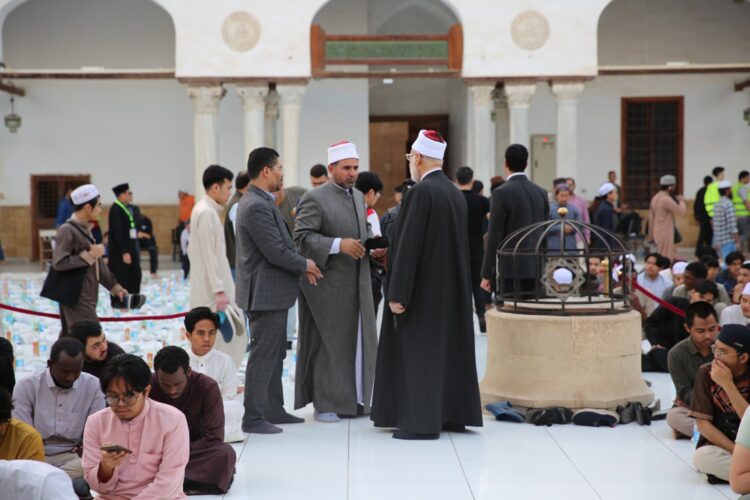 بتوجيهات الإمام الأكبر.. زيادة وجبات الإفطار الجماعي والسحور بالجامع الأزهر لتصل 6000 وجبة إفطار و 4000 وجبة سحور يوميا