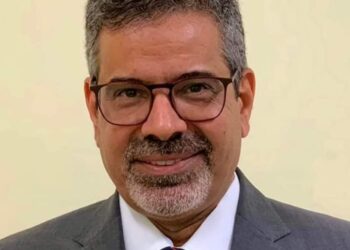 الكاتب الصحفى النائب محمود الشاذلى يهنىء الدكتور عبدالرحمن السباعى سرحان عميد طب المنوفيه السابق .