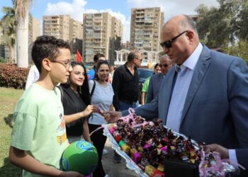 محافظ القاهرة يشارك المواطنين إحتفالهم بشم النسيم بالحديقة الدولية