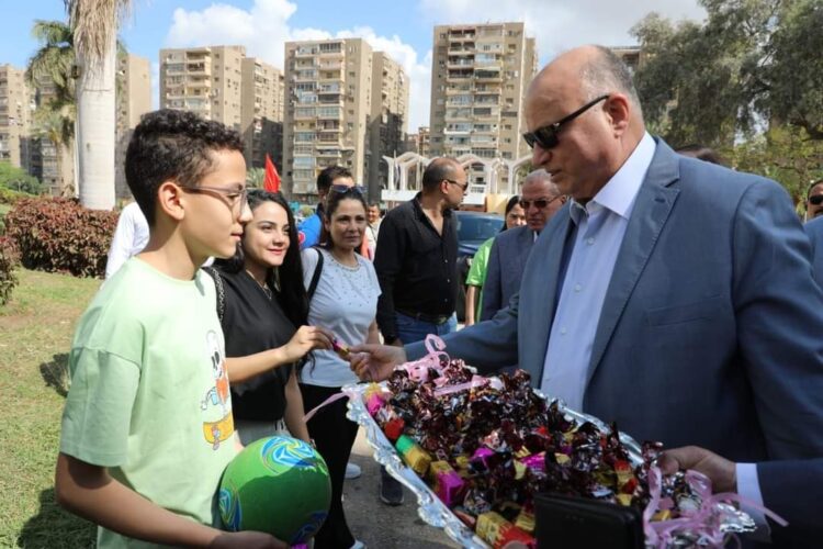 محافظ القاهرة يشارك المواطنين إحتفالهم بشم النسيم بالحديقة الدولية
