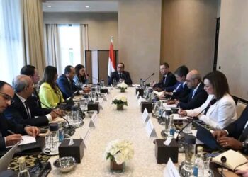 رئيس الوزراء يلتقي نائب رئيس مؤسسة التمويل الدولية والوفد المرافق له