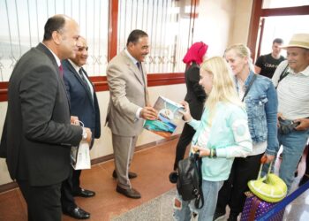 محافظ مطروح يستقبل أولى رحلات الشارتر السياحى لموسم صيف ٢٠٢٤  القادمة من دولة “التشيك”