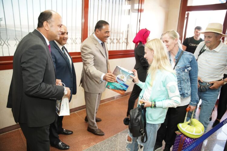 محافظ مطروح يستقبل أولى رحلات الشارتر السياحى لموسم صيف ٢٠٢٤  القادمة من دولة “التشيك”