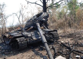 جنرال أوكراني متقاعد ينفعل على الهواء بسبب زيلينسكي وأتباعه