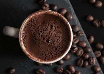 ماذا يحدث في جسمك بعد شرب أول فنجان من القهوة؟