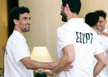 إستقبال خاص من محمد الشناوى لـ محمد عواد فى معسكر منتخب مصر