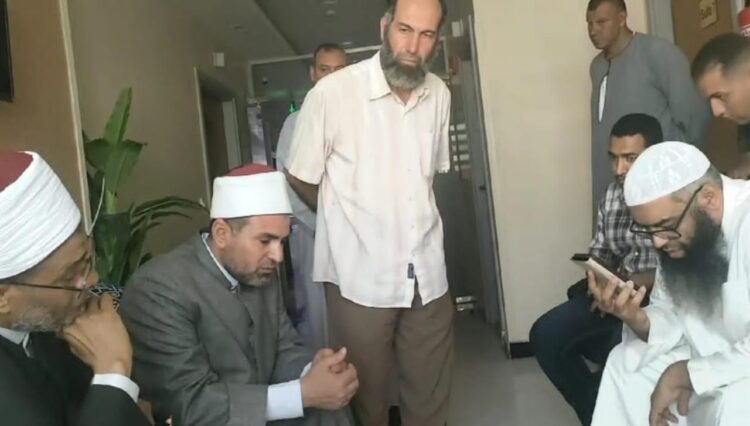 الإمام الأكبر يطمئن على الطالبة هاجر بعد تعرضها لحادث قطار ويوجه بالتكلف بعلاجها