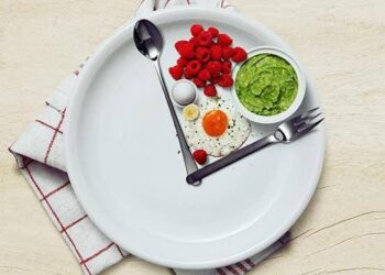 هل يساعد تقييد السعرات الحرارية على العيش عمراً مديداً؟