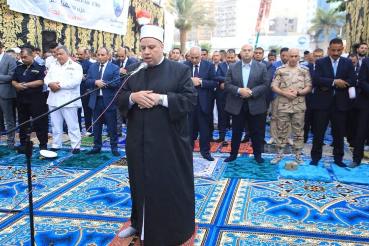 محافظ الجيزة يؤدى صلاة عيد الأضحى المبارك بساحة مسجد مصطفى محمود