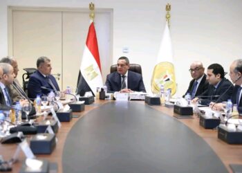 وزير التنمية المحلية يترأس اجتماعاً للجنة العليا لتراخيص المحال العامة لمناقشة مواعيد إغلاق المولات والمحال التجارية بالمحافظات.