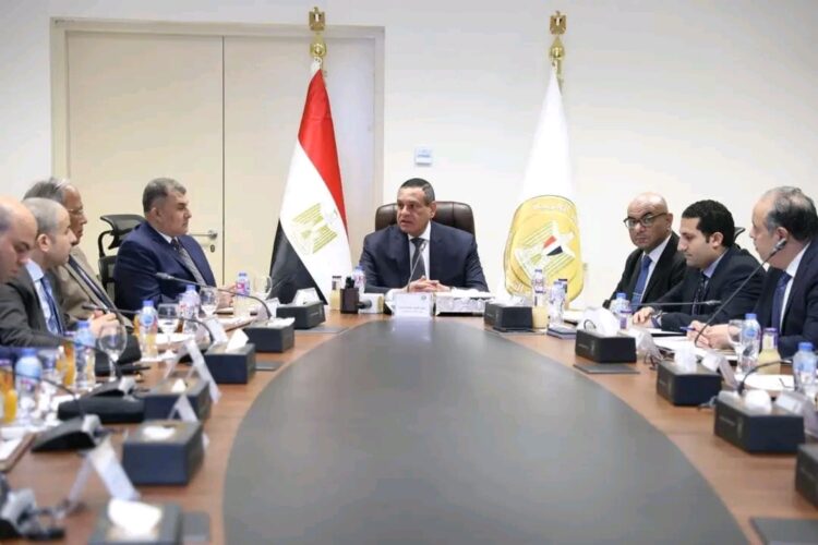 وزير التنمية المحلية يترأس اجتماعاً للجنة العليا لتراخيص المحال العامة لمناقشة مواعيد إغلاق المولات والمحال التجارية بالمحافظات.