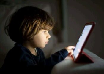 عواقب استخدام الهاتف كوسيلة لتهدئة الأطفال.