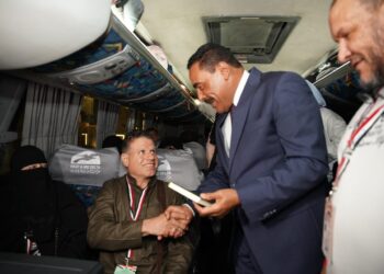 محافظ مطروح يودع حجاج قرعة الجمعيات الأهلية من أبناء المحافظة أمام ديوان المحافظة