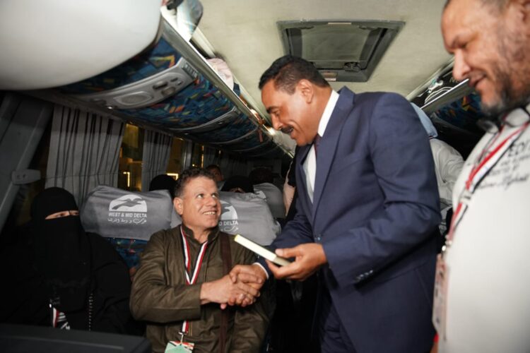 محافظ مطروح يودع حجاج قرعة الجمعيات الأهلية من أبناء المحافظة أمام ديوان المحافظة 1 محافظ مطروح يودع حجاج قرعة الجمعيات الأهلية من أبناء المحافظة أمام ديوان المحافظة