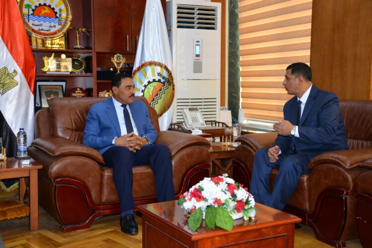 محافظ مطروح يناقش إنشاء فرع لجامعة الأزهر بمطروح تبدأ العام الدراسي القادم 1 محافظ مطروح يناقش إنشاء فرع لجامعة الأزهر بمطروح تبدأ العام الدراسي القادم