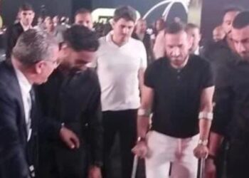 على معلول يحضر حفل استاد الأهلي بالعكازين برفقة لاعبى الفريق