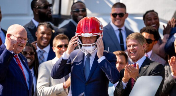 علامات التقدم في السن تظهر على بايدن في الإجتماعات الخاصة مع قادة الكونغرس