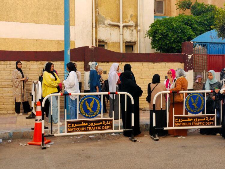 بدء توافد طلاب الثانوية العامة على لجان الإمتحانات بمطروح 1 بدء توافد طلاب الثانوية العامة على لجان الإمتحانات بمطروح