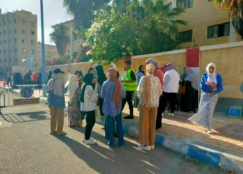 حزب مستقبل وطن يوزع المياه والعصائر على طلاب الثانوية العامة بمطروح