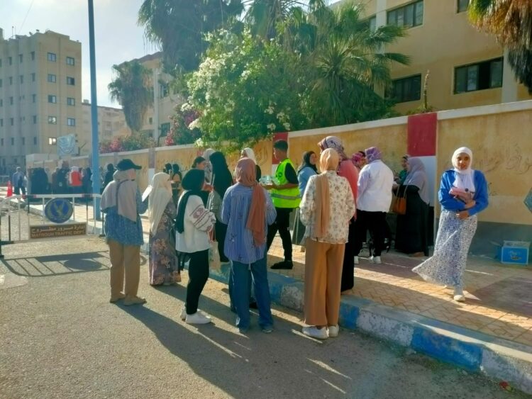 حزب مستقبل وطن يوزع المياه والعصائر على طلاب الثانوية العامة بمطروح