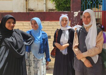 طلاب الثانوية العامة ينتهون من اليوم الأول للإمتحانات ويستعدون للإقتصاد والإحصاء