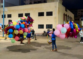 انتشار بائعي البلالين والحلوي بمحيط المساجد والساحات أثناء صلاة العيد بمدينة مرسى مطروح