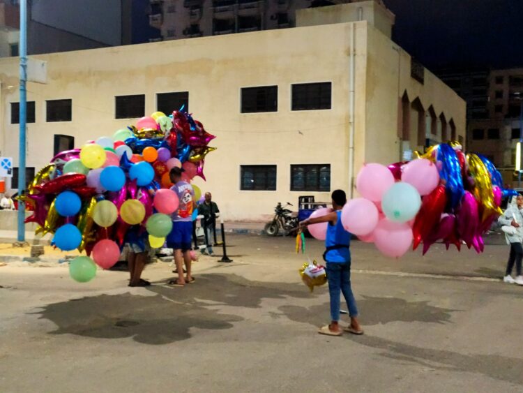 انتشار بائعي البلالين والحلوي بمحيط المساجد والساحات أثناء صلاة العيد بمدينة مرسى مطروح