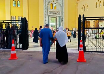 بداية توافد المصلون لأداء صلاة عيد الأضحي المبارك، وحالة من البهجة والسعادة تعم علي وجوه المصليين