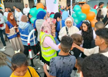 توزيع الحلوي علي الاطفال أثناء صلاة عيد الأضحى المبارك