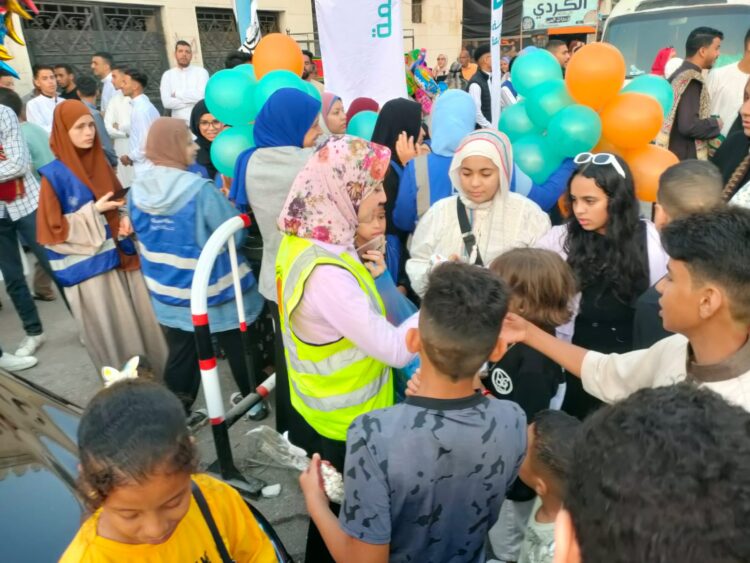 توزيع الحلوي علي الاطفال أثناء صلاة عيد الأضحى المبارك 1 توزيع الحلوي علي الاطفال أثناء صلاة عيد الأضحى المبارك