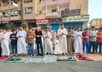 مكبرين مهللين … الآلاف يؤدون صلاة عيد الأضحى بمحافظة مطروح