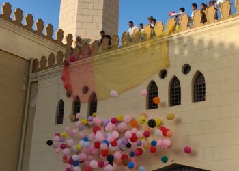 إلقاء شلال من البلالين علي المصلين بعد أداء صلاة عيد الأضحى المبارك بمطروح