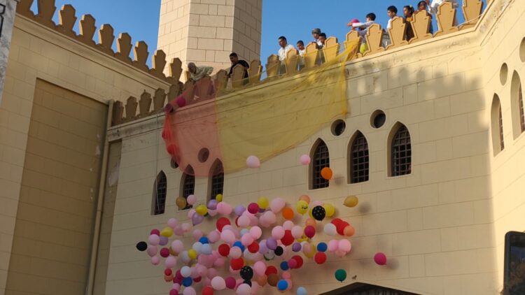 إلقاء شلال من البلالين علي المصلين بعد أداء صلاة عيد الأضحى المبارك بمطروح