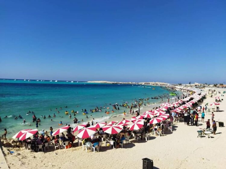 شواطئ مرسي مطروح في أبهي صورها في ثاني أيام عيد الأضحى .. وتستقبل الآلاف من المصطافين