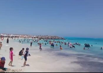رئيس مدينة مرسى مطروح يتابع سير العمل بالشواطئ ثالث أيام العيد