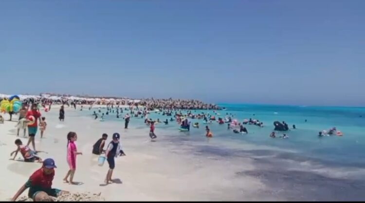 رئيس مدينة مرسى مطروح يتابع سير العمل بالشواطئ ثالث أيام العيد 1 رئيس مدينة مرسى مطروح يتابع سير العمل بالشواطئ ثالث أيام العيد