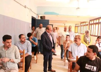 وكيل وزارة الصحة بالقليوبية يتفقد لجان اختبارات نهاية العام للدراسة التخصصية بالمعهد الفني الصحي  ببنها