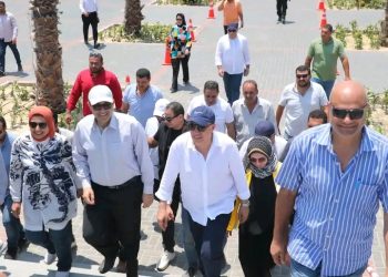 محافظ دمياط ووزير الموارد المائية والرى يتفقدان الأعمال الجارية لمشروعات حماية الشواطئ بمدينة رأس البر