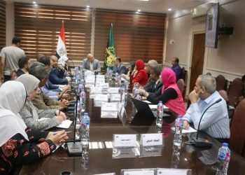 محافظ القليوبية يعقد اجتماعاً مع عدد من أعضاء البنك الدولي لمناقشة تنفيذ عدد من المشروعات في مجال البيئة والمخلفات الصلبة