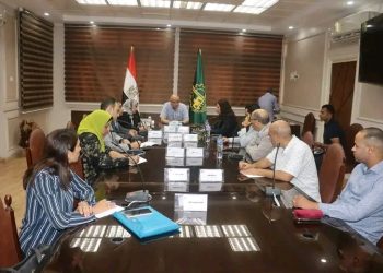 محافظ القليوبية يلتقي الدكتورة لمياء زياده مدير عام الدعم التشغيلي للعلاقات الحكومية وحوكمة الشركات والشؤون التنظيمية للشركه المصرية للإتصالات