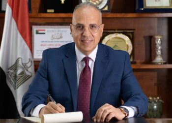 هاني سويلم يستقبل وزيرى الرى السابقين لتهنئته بتجديد الثقة فيه.