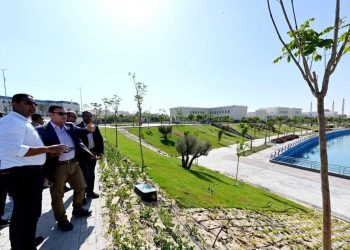 وزير الإسكان يواصل جولته بمدينة العلمين الجديدة ويتفقد الموقف التنفيذى لمنشآت “المدينة التراثية”