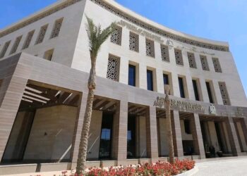 ضبط المسئول عن تصوير أجزاء من أسئلة إمتحان مادة اللغة الإنجليزية.